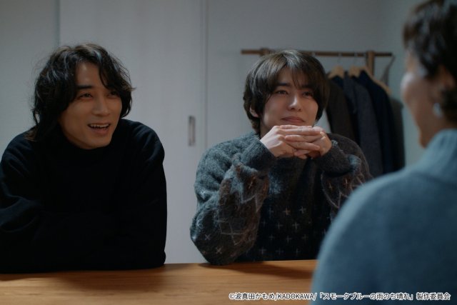 ドラマ「スモブル」第8話。翻訳学校の帰り道、朔太郎（武田航平）は友人と共に地震に見舞われる