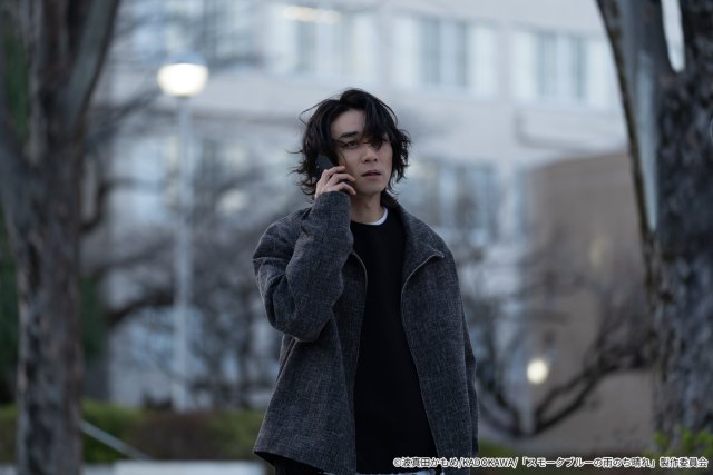ドラマ「スモブル」第8話。翻訳学校の帰り道、朔太郎（武田航平）は友人と共に地震に見舞われる