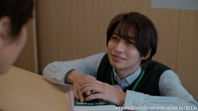 ドラマ「スモブル」第8話。翻訳学校の帰り道、朔太郎（武田航平）は友人と共に地震に見舞われる