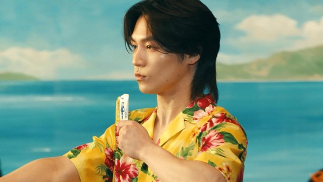 松田元太が「忍者めし アイススラリー」新CMに出演。アロハシャツ姿で狂言に初挑戦!