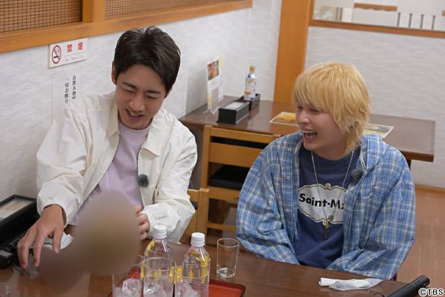 手越祐也&小泉孝太郎が酒をバッグに詰め込み、静岡県伊豆市でアテ探しのノープラン旅