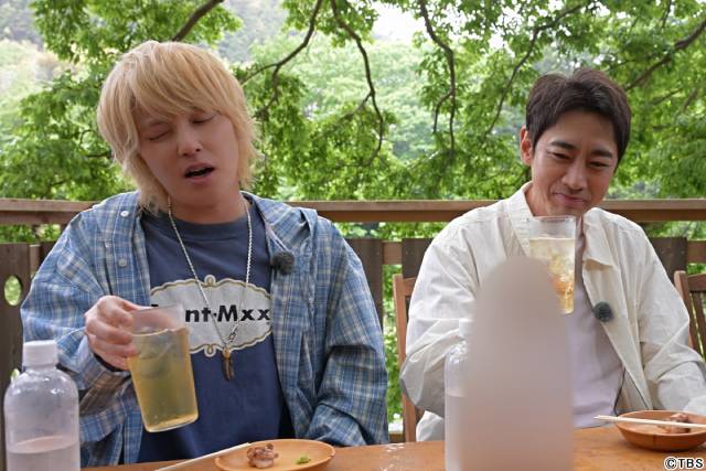 手越祐也&小泉孝太郎が酒をバッグに詰め込み、静岡県伊豆市でアテ探しのノープラン旅
