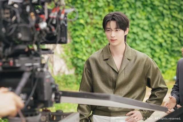IU×ビョン・ウソク「21世紀の大君夫人」ツーショット&メーキングスチールが到着