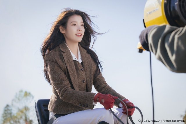 IU×ビョン・ウソク「21世紀の大君夫人」ツーショット&メーキングスチールが到着