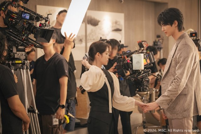 IU×ビョン・ウソク「21世紀の大君夫人」ツーショット&メーキングスチールが到着