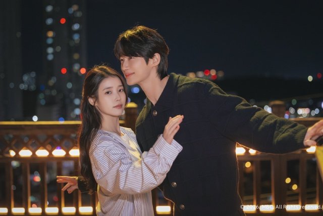 IU×ビョン・ウソク「21世紀の大君夫人」ツーショット&メーキングスチールが到着