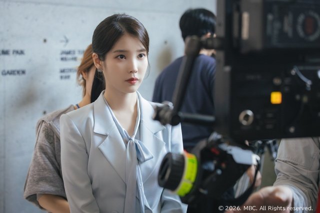 IU×ビョン・ウソク「21世紀の大君夫人」ツーショット&メーキングスチールが到着