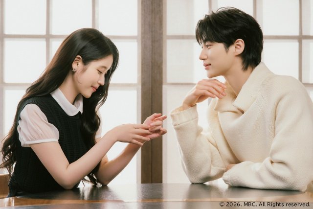 IU×ビョン・ウソク「21世紀の大君夫人」ツーショット&メーキングスチールが到着