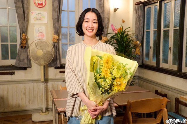 仁村紗和が志尊淳から花束を受け取りクランクアップ!「10回切って」長濱ねるらも続々撮了