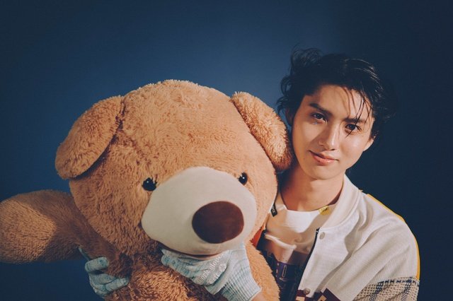 早朝の海岸ロケ敢行 俳優・石川志泉の初写真集から撮影秘話を大公開