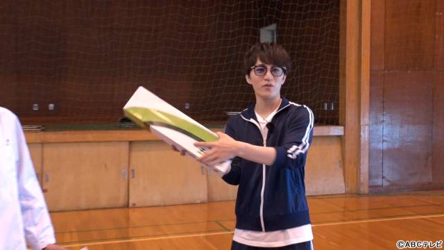 重岡大毅が桶で、神山智洋が箱で卓球「リア突WEST.」異種卓球対決でほっこり?