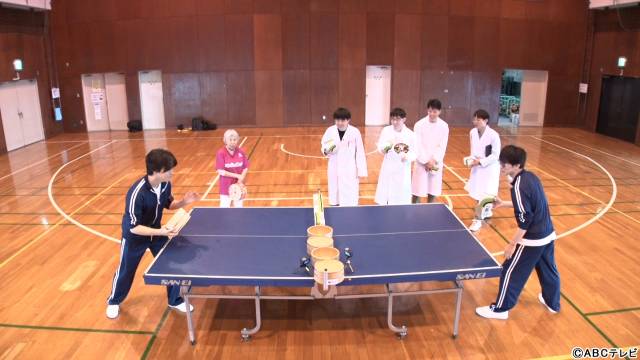 重岡大毅が桶で、神山智洋が箱で卓球「リア突WEST.」異種卓球対決でほっこり?