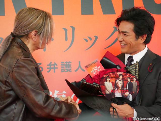 GACKTら「ブラックトリック」豪華キャストが渋谷に降臨! 北村一輝に誕生日サプライズも