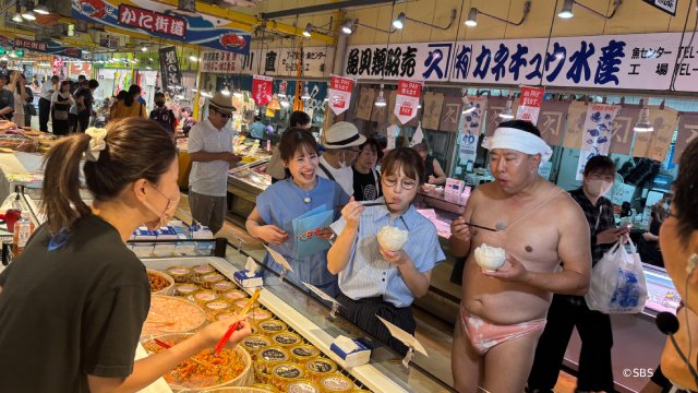 とにかく明るい安村と鈴木奈々が焼津で爆食! 巨大マグロ重さ当てチャレンジで大奮闘