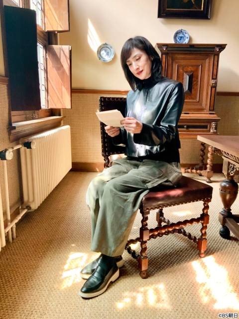 天海祐希がオランダでフェルメールの名作「真珠の耳飾りの少女」と初対面