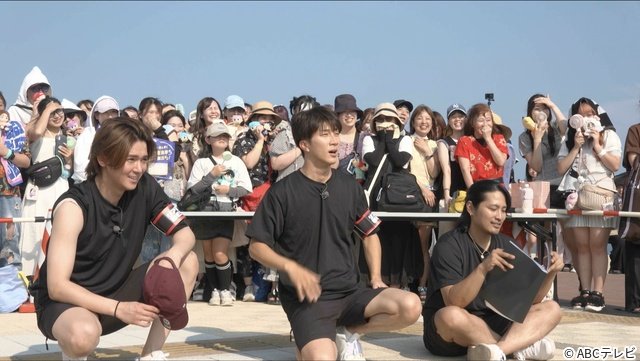 重岡大毅&藤井流星がビーチでバードウォッチング?「リア突 海の家」バレたら即終了の変装