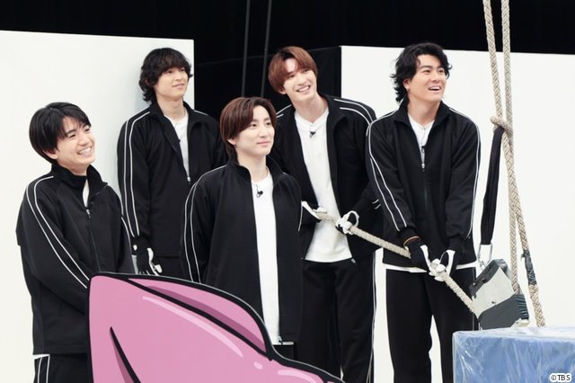 亀梨和也が「6SixTONES」にサプライズ登場! 大先輩との共演で6人も緊張モードに