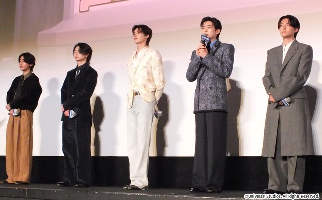 映画『ブルーロック』初日舞台あいさつ　窪田正孝のサプライズ登場に高橋文哉らがびっくり！