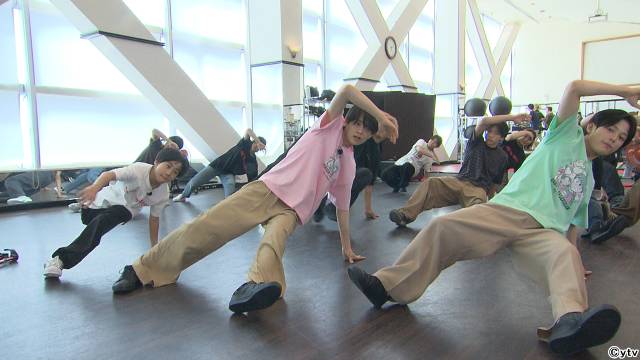 嶋﨑斗亜、大西風雅らが10歳の片足B-BOYに密着「Happiness」パフォーマンスも