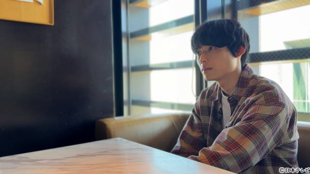 松村北斗、主演映画『白鳥とコウモリ』公開前の7か月に密着 SixTONESメンバーも素顔を証言