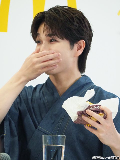 M!LK・塩﨑太智＆＝LOVE・佐々木舞香、月見シリーズ35周年を祝福「早く食べていただきたい」