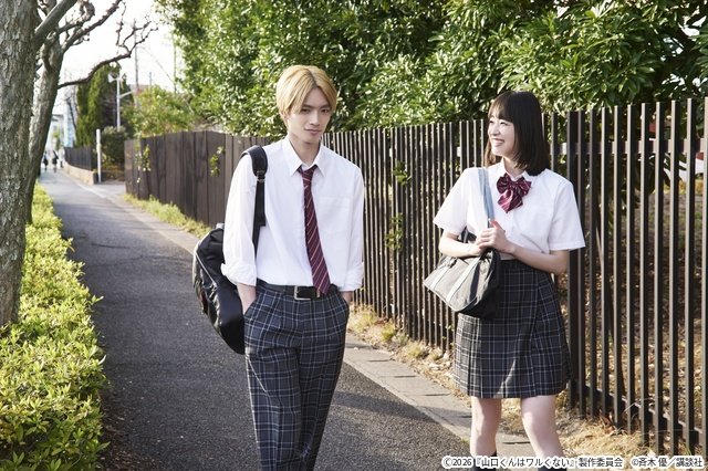 高橋恭平主演、映画「山口くんはワルくない」の場面写真公開! 岩崎(岩瀬洋志)に抱き寄せられる姿も