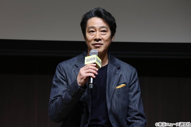 「もうパパ!」会見で原菜乃華&塩﨑太智がポーズ披露! まさかのドッキリ仕掛けも