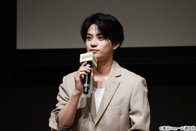 「もうパパ!」会見で原菜乃華&塩﨑太智がポーズ披露! まさかのドッキリ仕掛けも