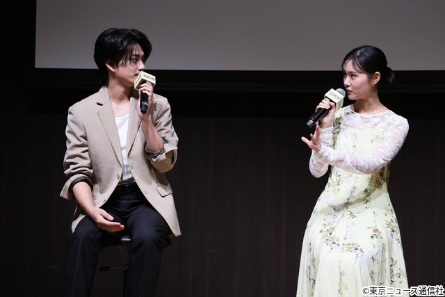 「もうパパ!」会見で原菜乃華&塩﨑太智がポーズ披露! まさかのドッキリ仕掛けも