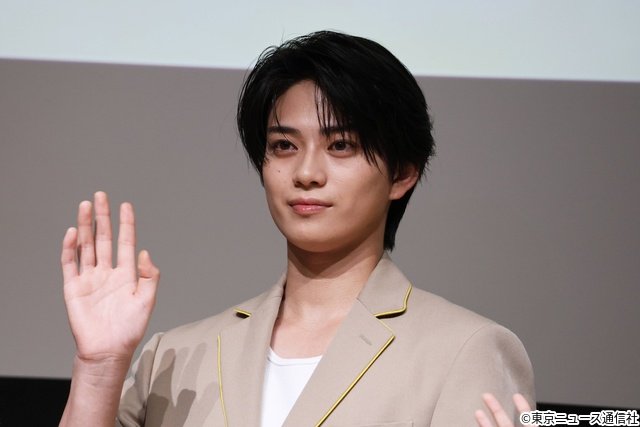 「もうパパ!」会見で原菜乃華&塩﨑太智がポーズ披露! まさかのドッキリ仕掛けも