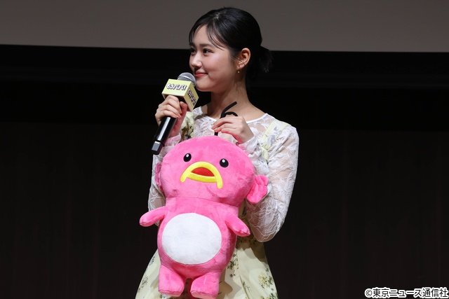 「もうパパ!」会見で原菜乃華&塩﨑太智がポーズ披露! まさかのドッキリ仕掛けも