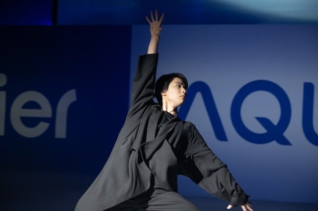羽生結弦がハイアール・AQUA新製品を氷上で“アンベール”!