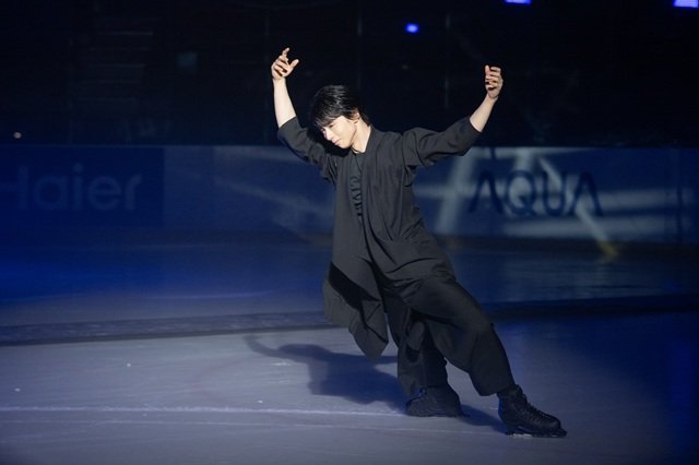 羽生結弦がハイアール・AQUA新製品を氷上で“アンベール”!