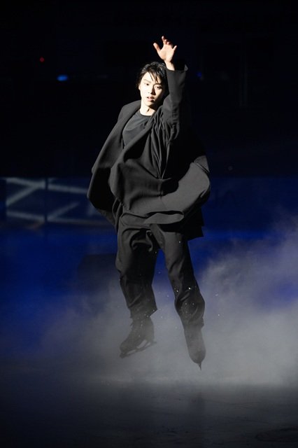 羽生結弦がハイアール・AQUA新製品を氷上で“アンベール”!