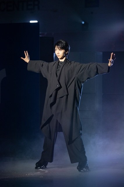 羽生結弦がハイアール・AQUA新製品を氷上で“アンベール”!