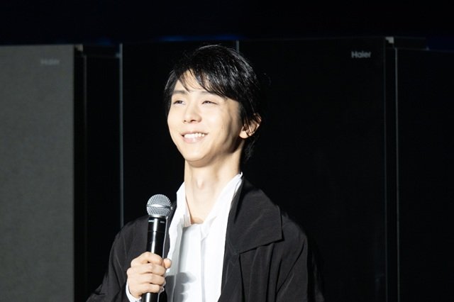 羽生結弦がハイアール・AQUA新製品を氷上で“アンベール”!