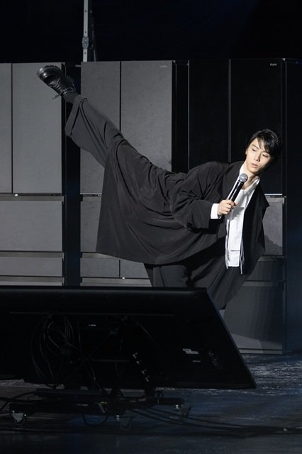 羽生結弦がハイアール・AQUA新製品を氷上で“アンベール”!