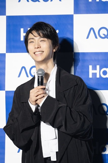 羽生結弦がハイアール・AQUA新製品を氷上で“アンベール”!