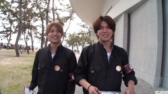 「リア突」今年も“海の家”を開催! 中間淳太と小瀧望が開催地でなぜか演技&謎解きを披露?
