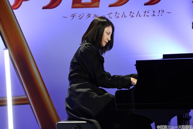 松下奈緒、ピアノ生演奏で会場を魅了! 津田健次郎ら「アナログナース」キャストが集結