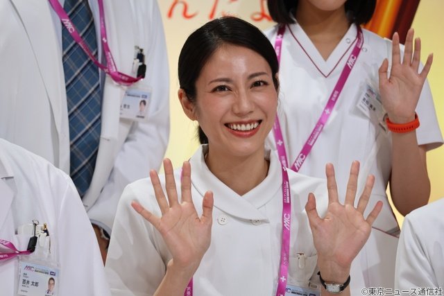 松下奈緒、ピアノ生演奏で会場を魅了! 津田健次郎ら「アナログナース」キャストが集結