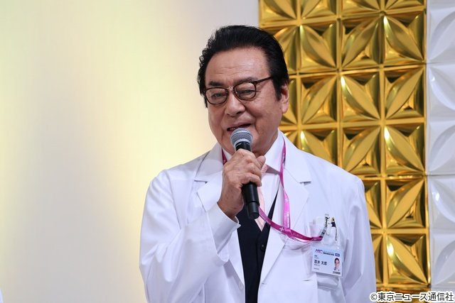 松下奈緒、ピアノ生演奏で会場を魅了! 津田健次郎ら「アナログナース」キャストが集結