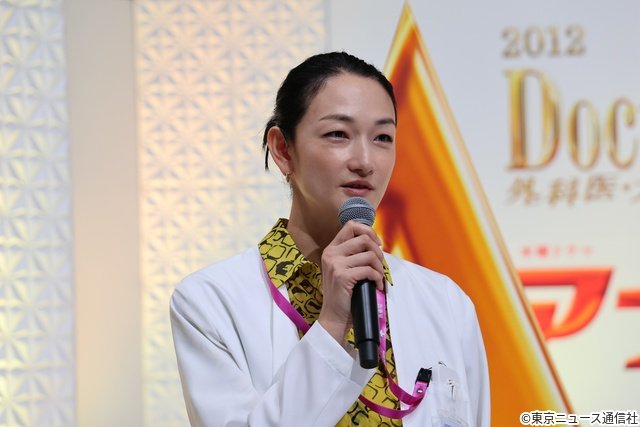 松下奈緒、ピアノ生演奏で会場を魅了! 津田健次郎ら「アナログナース」キャストが集結