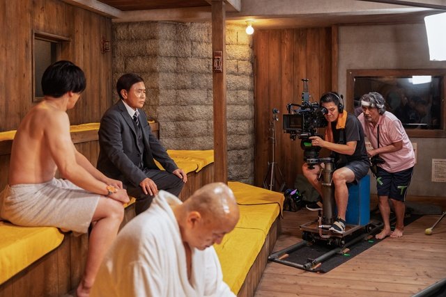 宮舘涼太が「俺のこと、なんか言ってた？」に出演！　衣装はまさかの“タオル1枚”!?