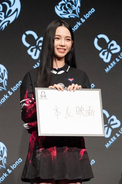 aespa・KARINA、MARK＆LONAミューズで降臨！　初パターに挑戦＆“もんじゃ愛”熱弁