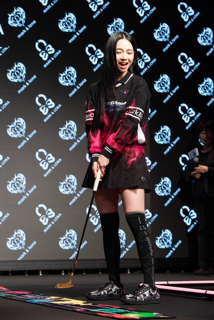 aespa・KARINA、MARK＆LONAミューズで降臨！　初パターに挑戦＆“もんじゃ愛”熱弁