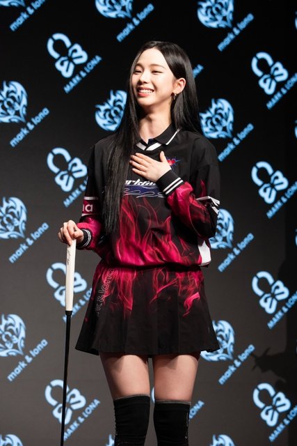 aespa・KARINA、MARK＆LONAミューズで降臨！　初パターに挑戦＆“もんじゃ愛”熱弁