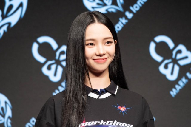 aespa・KARINA、MARK＆LONAミューズで降臨！　初パターに挑戦＆“もんじゃ愛”熱弁