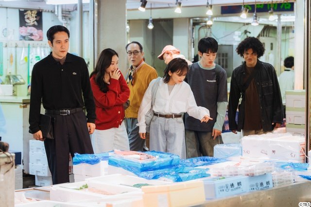 小手伸也が「時すでにおスシ!?」の第9話ゲストに! 丸山隆平ら出演シーンの新場面写真も解禁