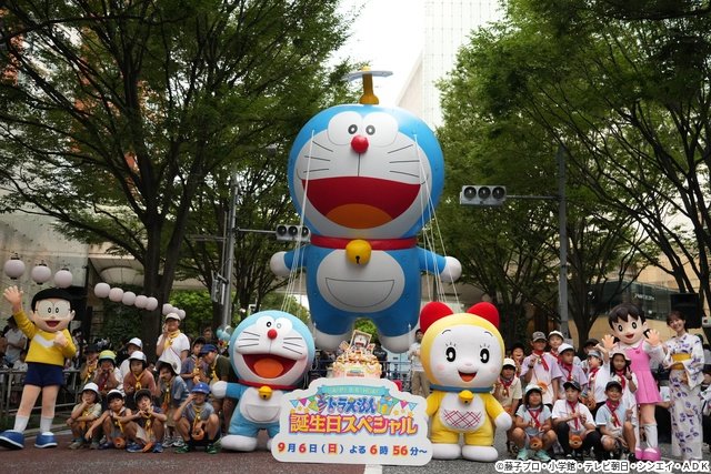 「ドラえもんパレード」でのび太、しずか、ドラミと子どもたちがドラえもんの誕生日をお祝い!